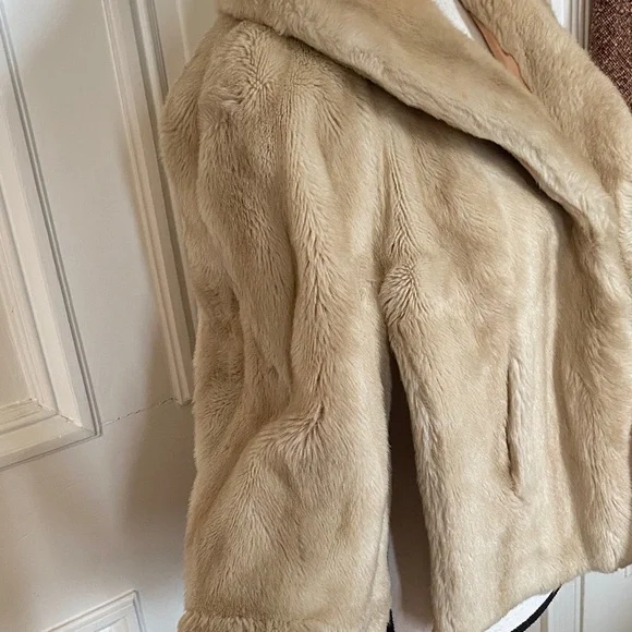 Vintage Luxurious Tan Faux Fur Cape - Picture 3 of 7